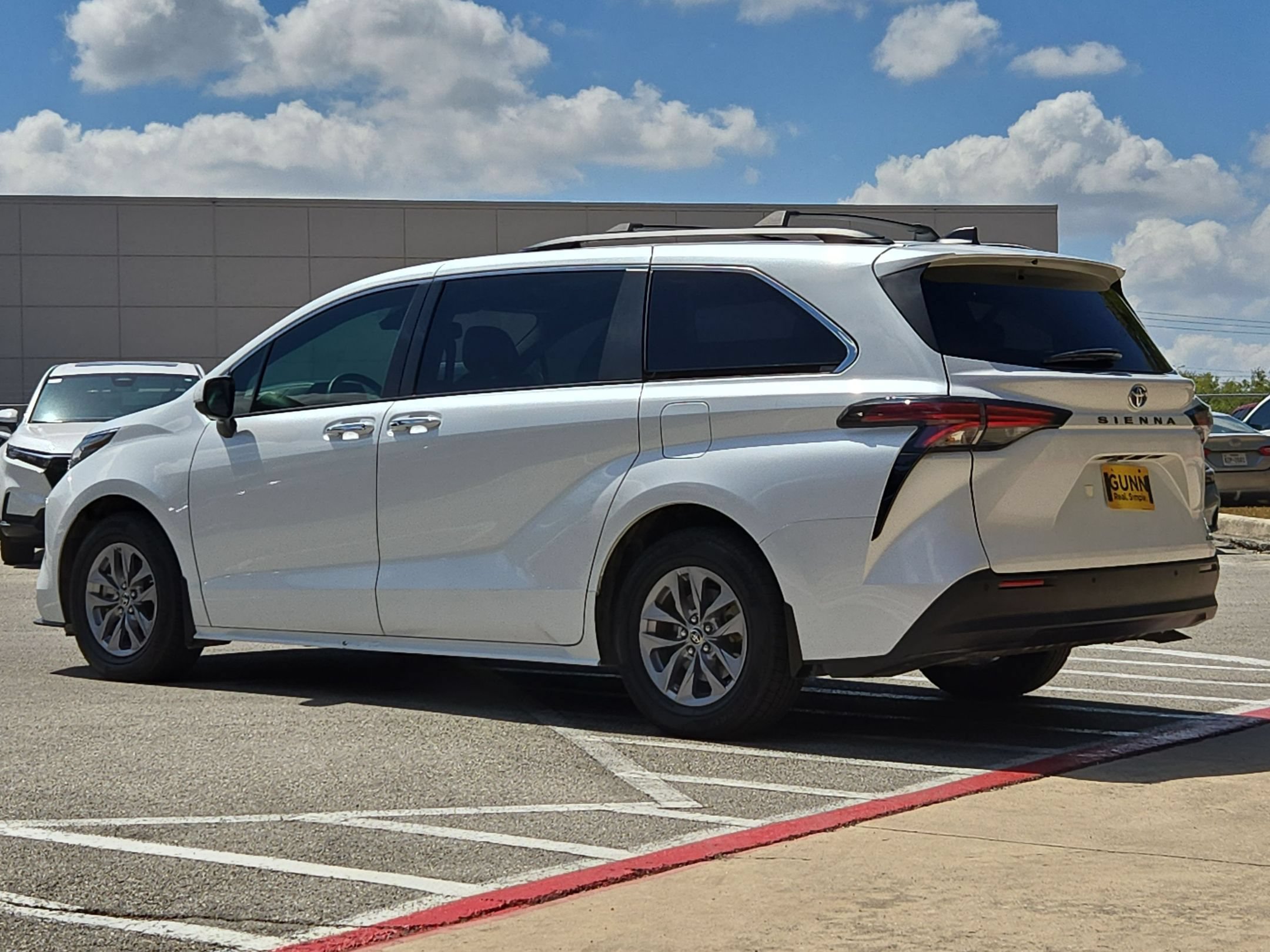 Used 2022 Toyota Sienna XLE FWD image 5