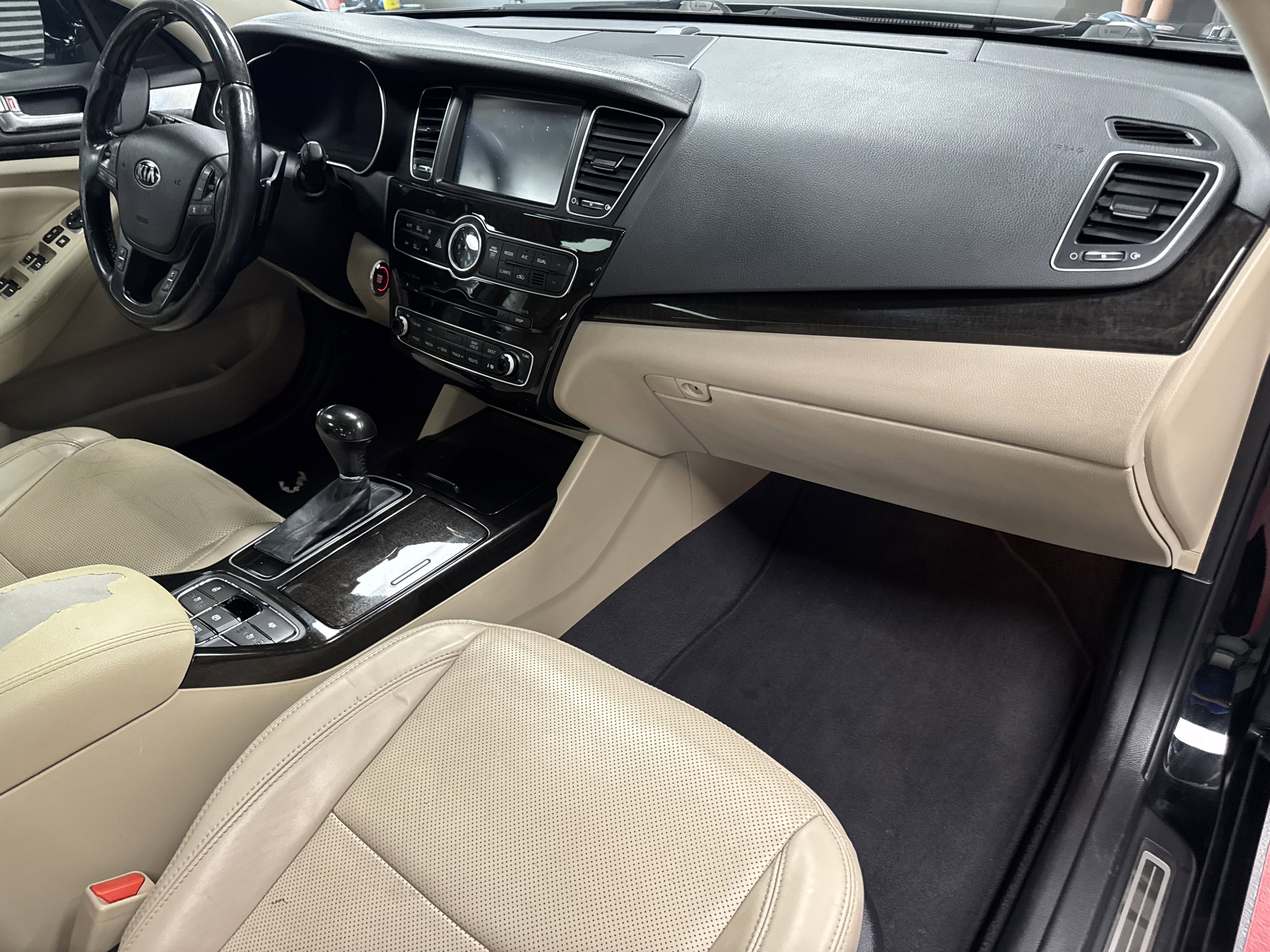 Used 2015 Kia Cadenza Premium w/ Technology Package FWD image 14