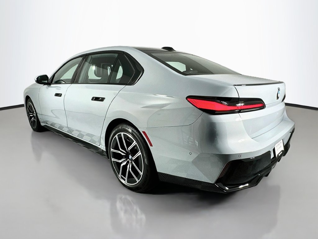 Used 2023 BMW 740i w/ Parking Assistance Package RWD image 3