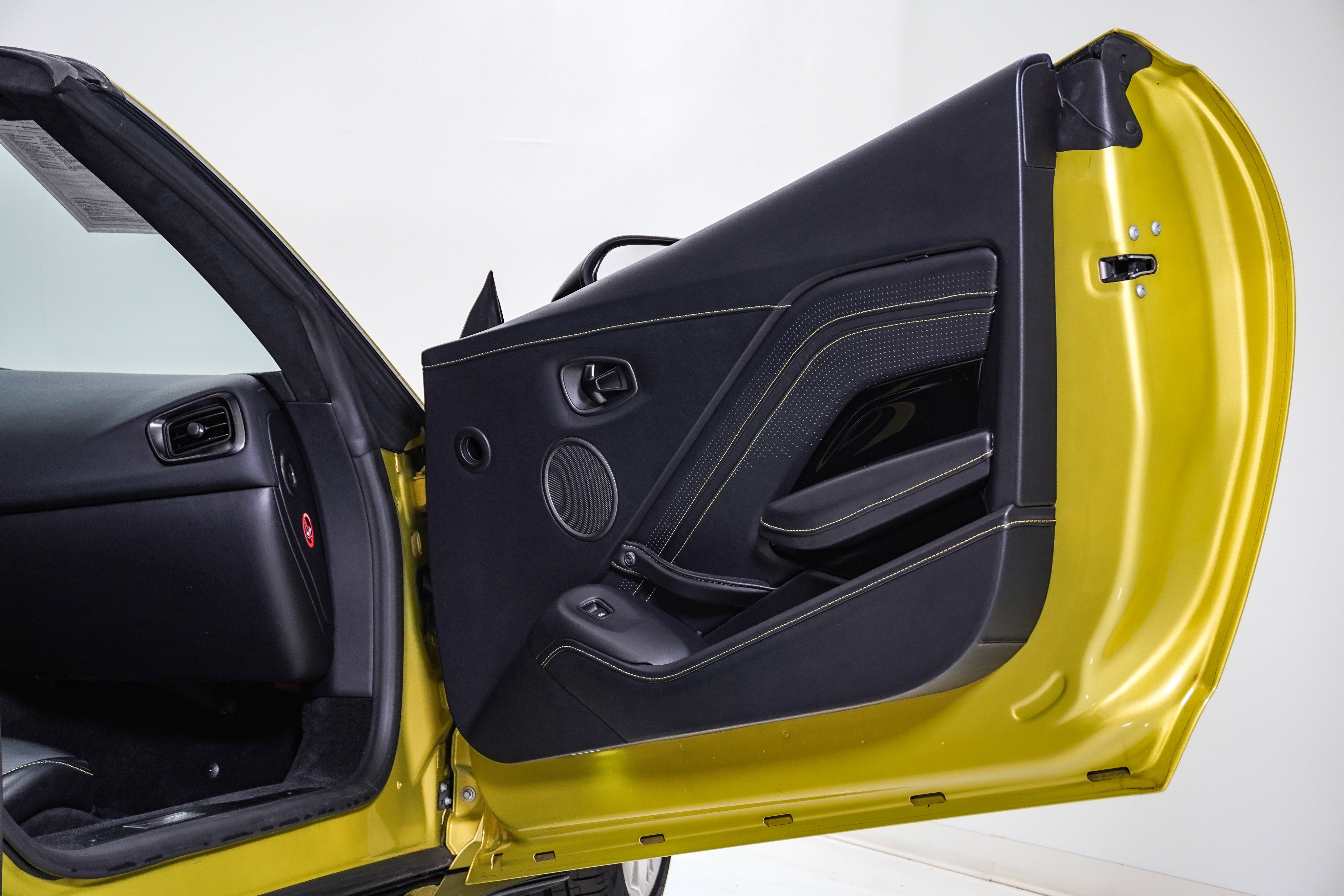 Used 2023 Aston Martin V8 Vantage Roadster RWD image 21
