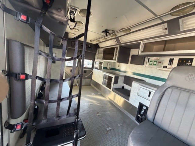 Used 2003 Ford E-450 and Econoline 450 image 16