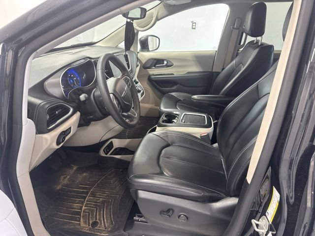 Used 2023 Chrysler Pacifica Touring-L FWD image 12