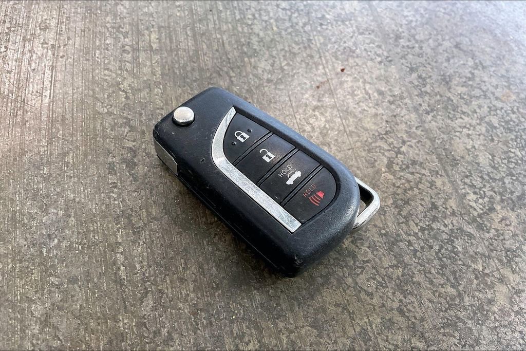Used 2018 Toyota Camry LE FWD image 11