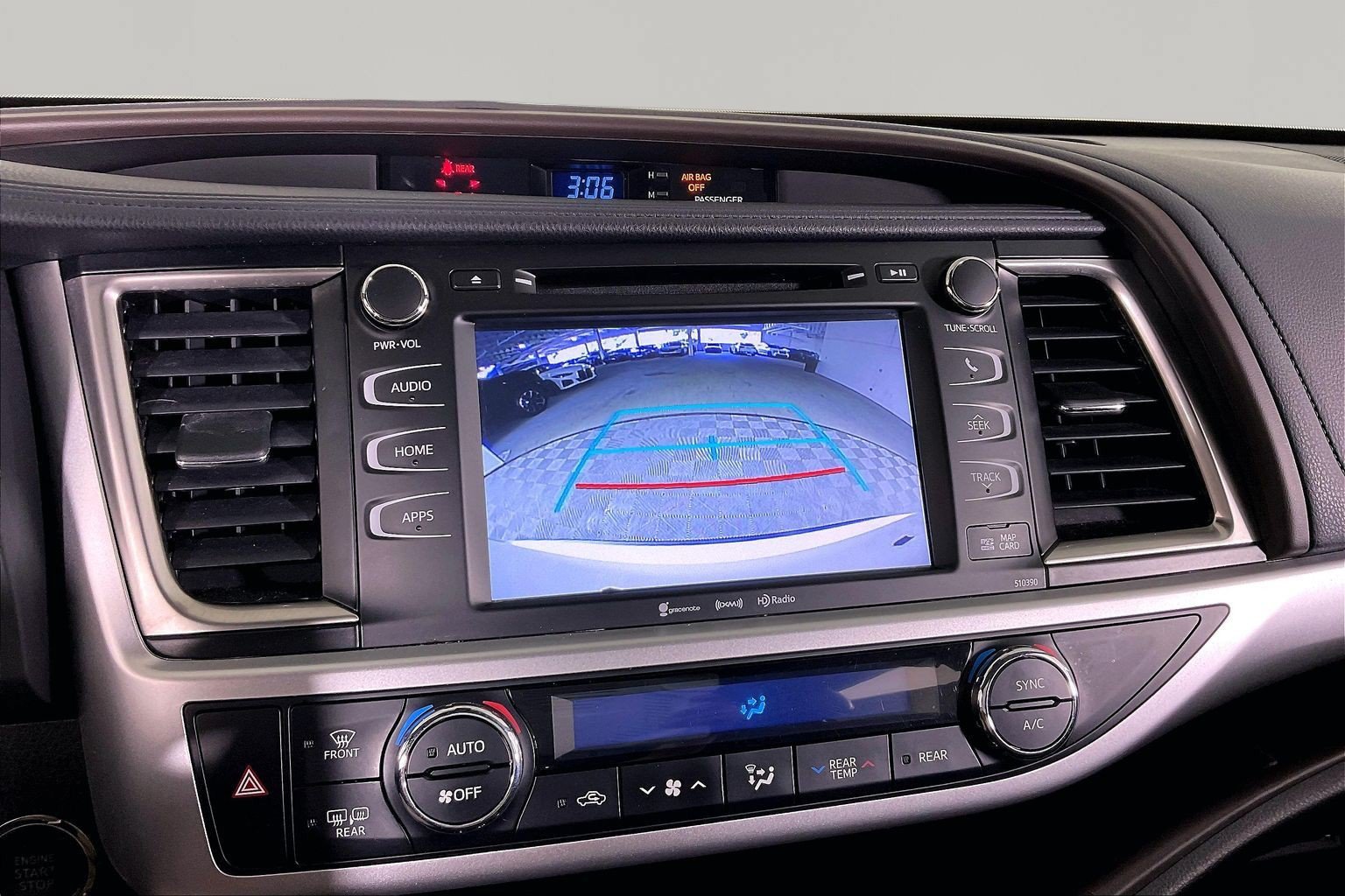Used 2019 Toyota Highlander XLE AWD/4WD image 19