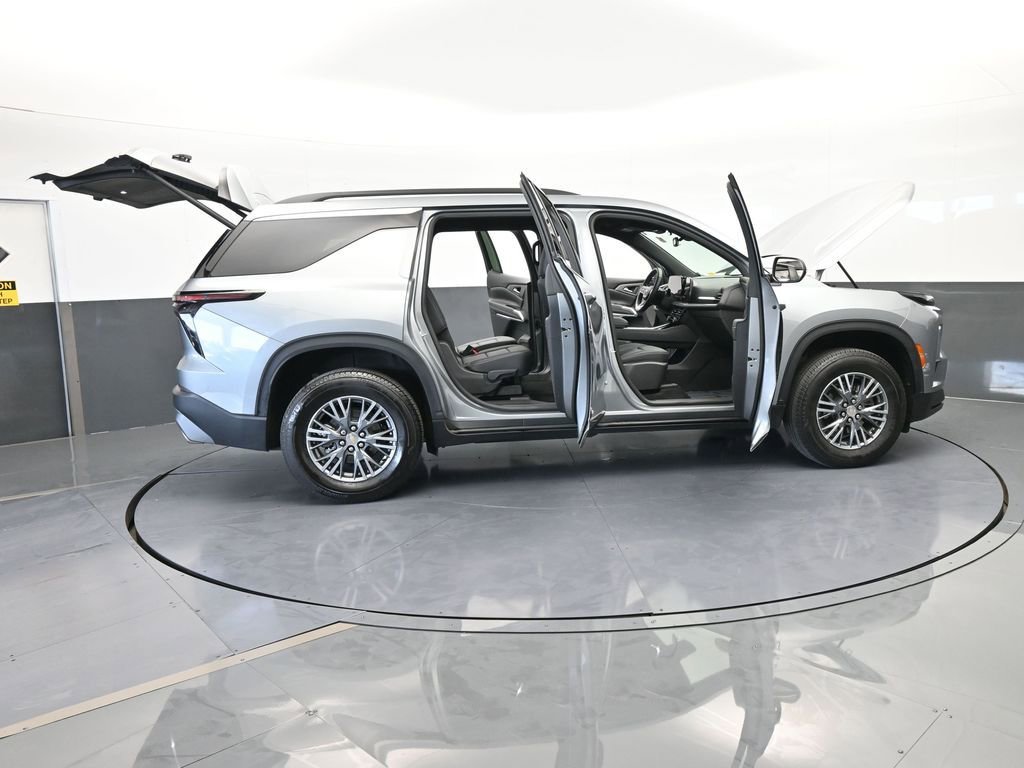 Used 2025 Chevrolet Traverse LT image 74