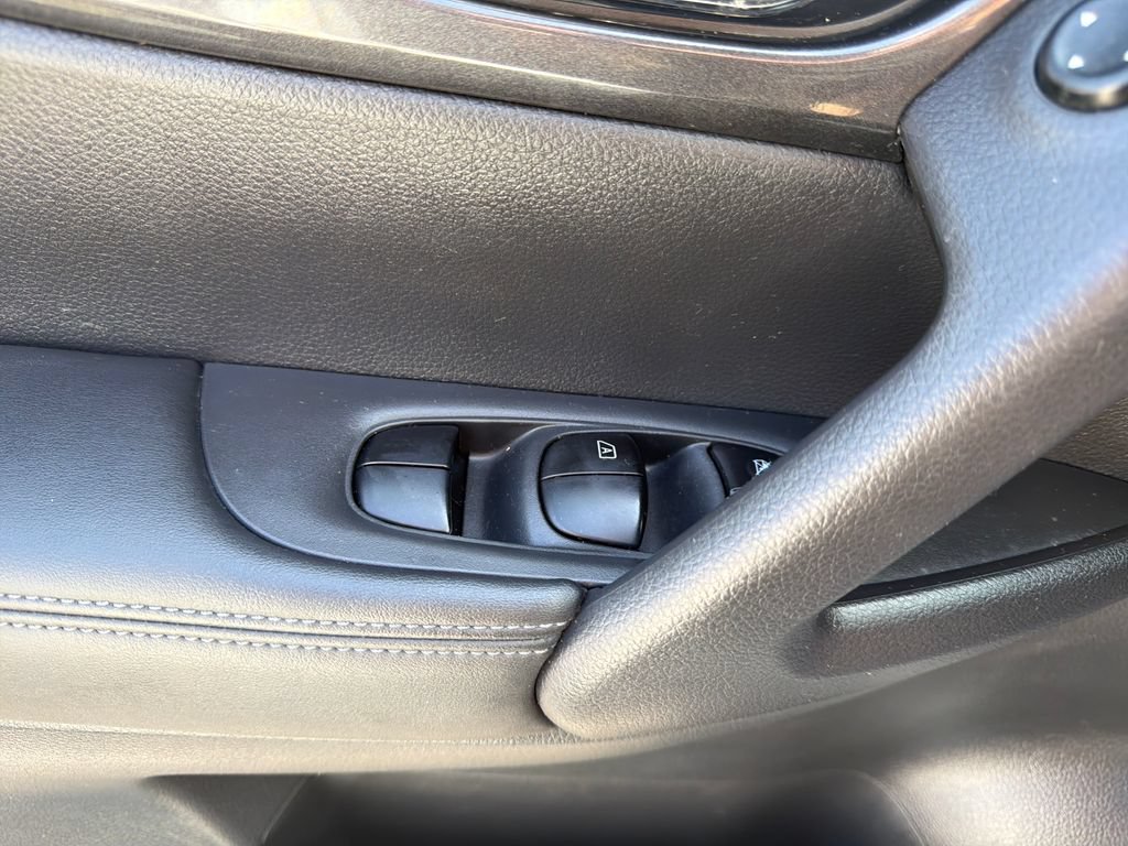 Used 2017 Nissan Rogue S AWD/4WD image 19