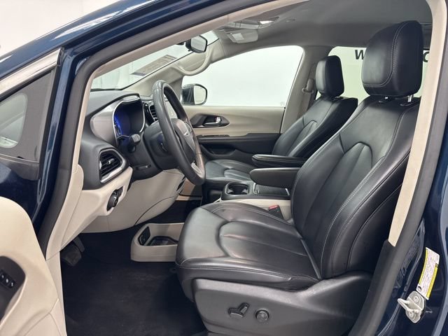 Used 2023 Chrysler Pacifica Touring-L FWD image 21