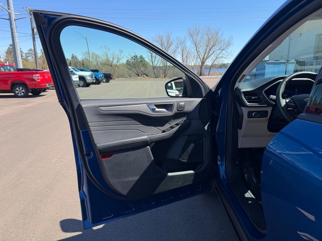 Used 2022 Ford Escape SEL w/ Technology Package AWD/4WD image 11