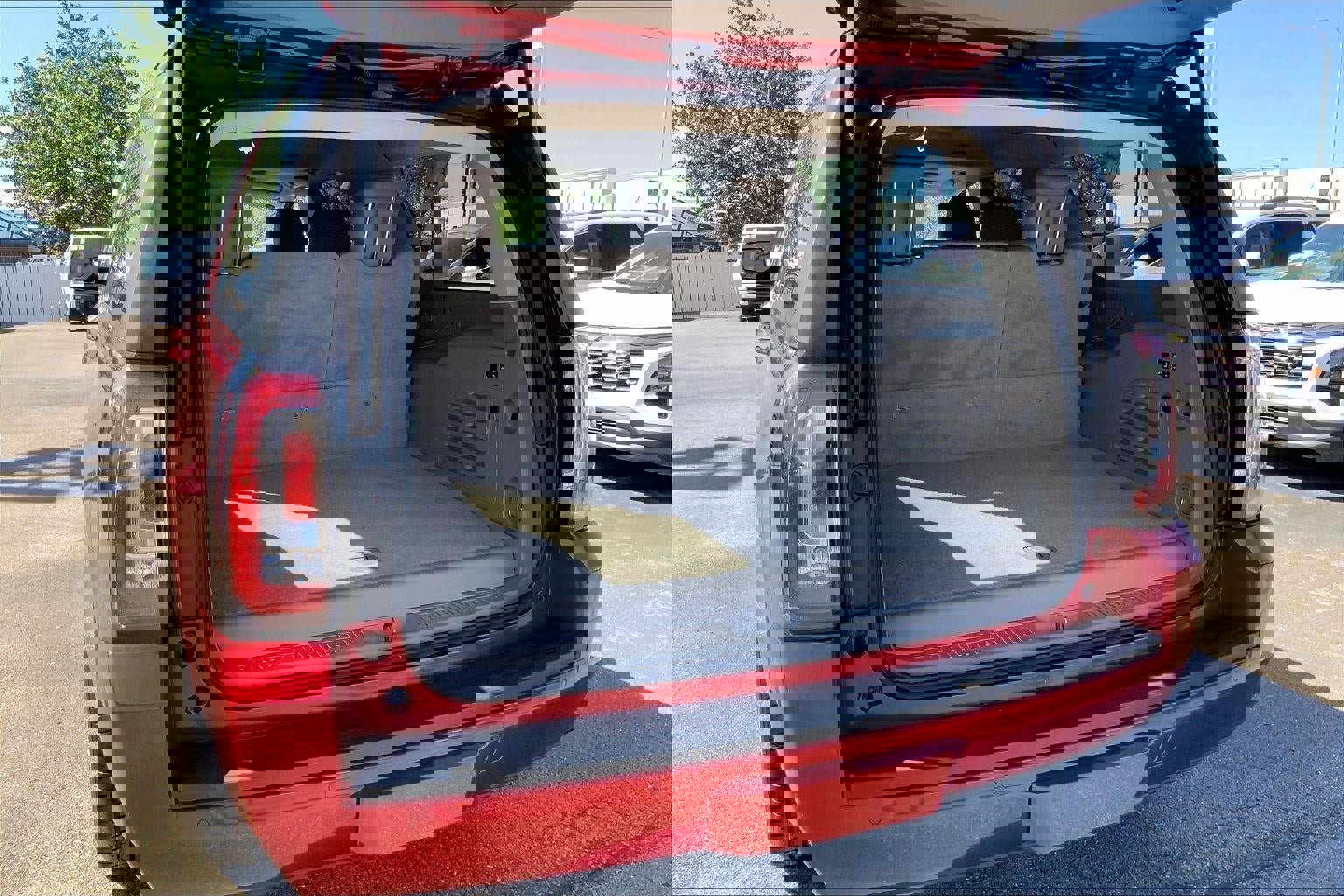 Used 2015 GMC Yukon XL SLT w/ Open Road Package AWD/4WD image 4