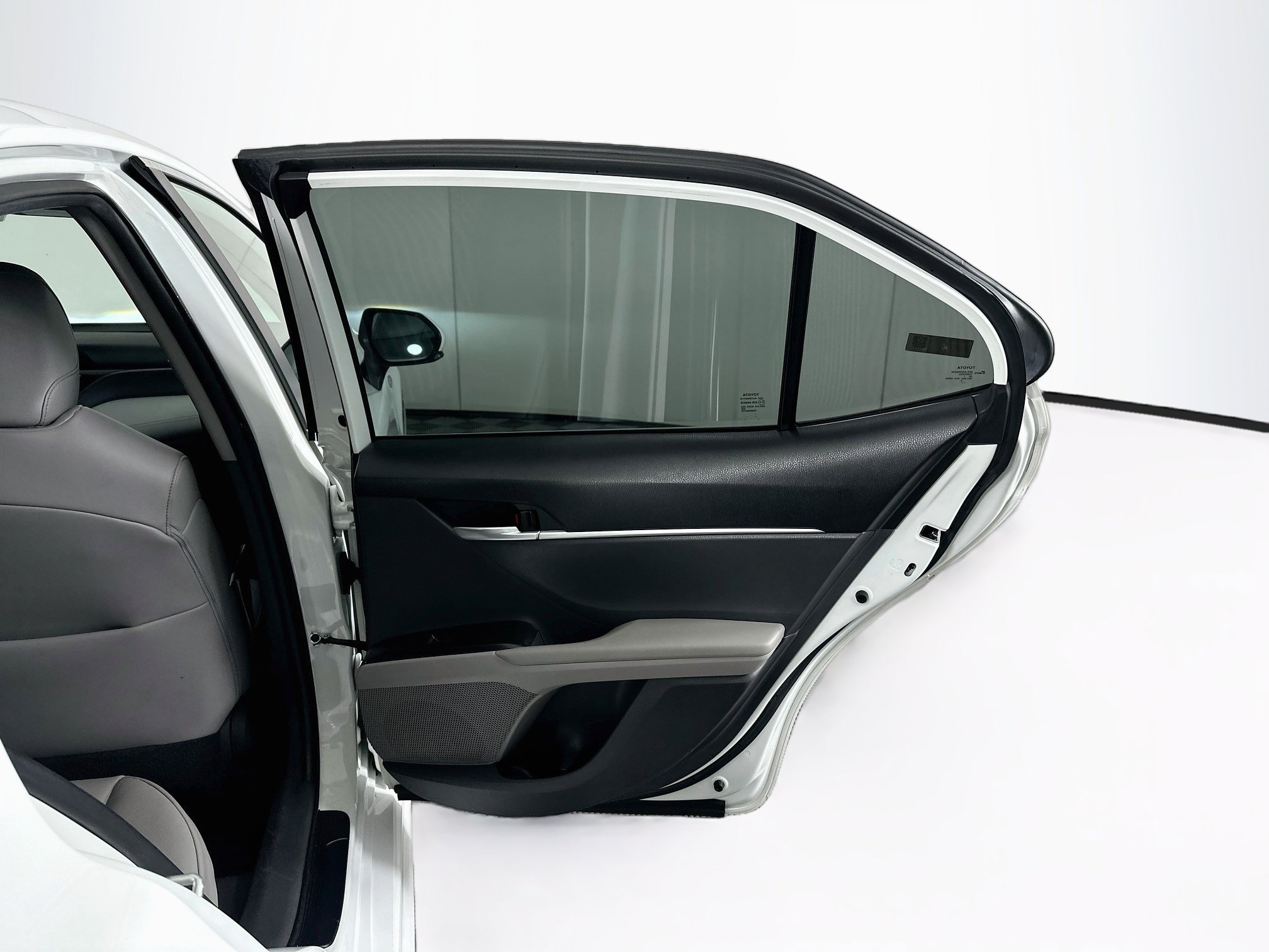 Used 2021 Toyota Camry SE w/ Cold Weather Package FWD image 29