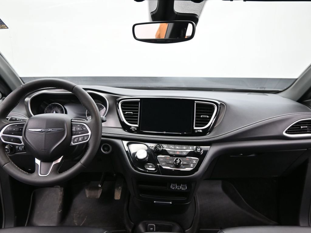 Used 2025 Chrysler Pacifica Select image 28