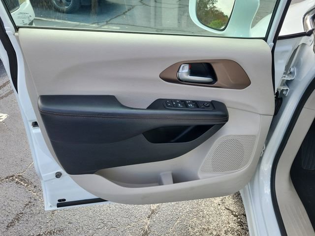 Used 2018 Chrysler Pacifica Touring-L image 9