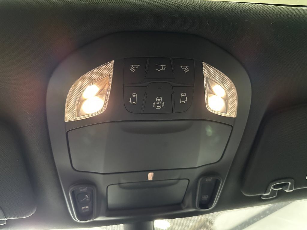 Used 2025 Chrysler Pacifica Limited FWD image 35