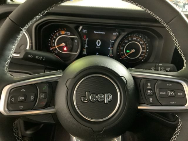 Used 2025 Jeep Wrangler Unlimited Sahara w/ Technology Group AWD/4WD image 24