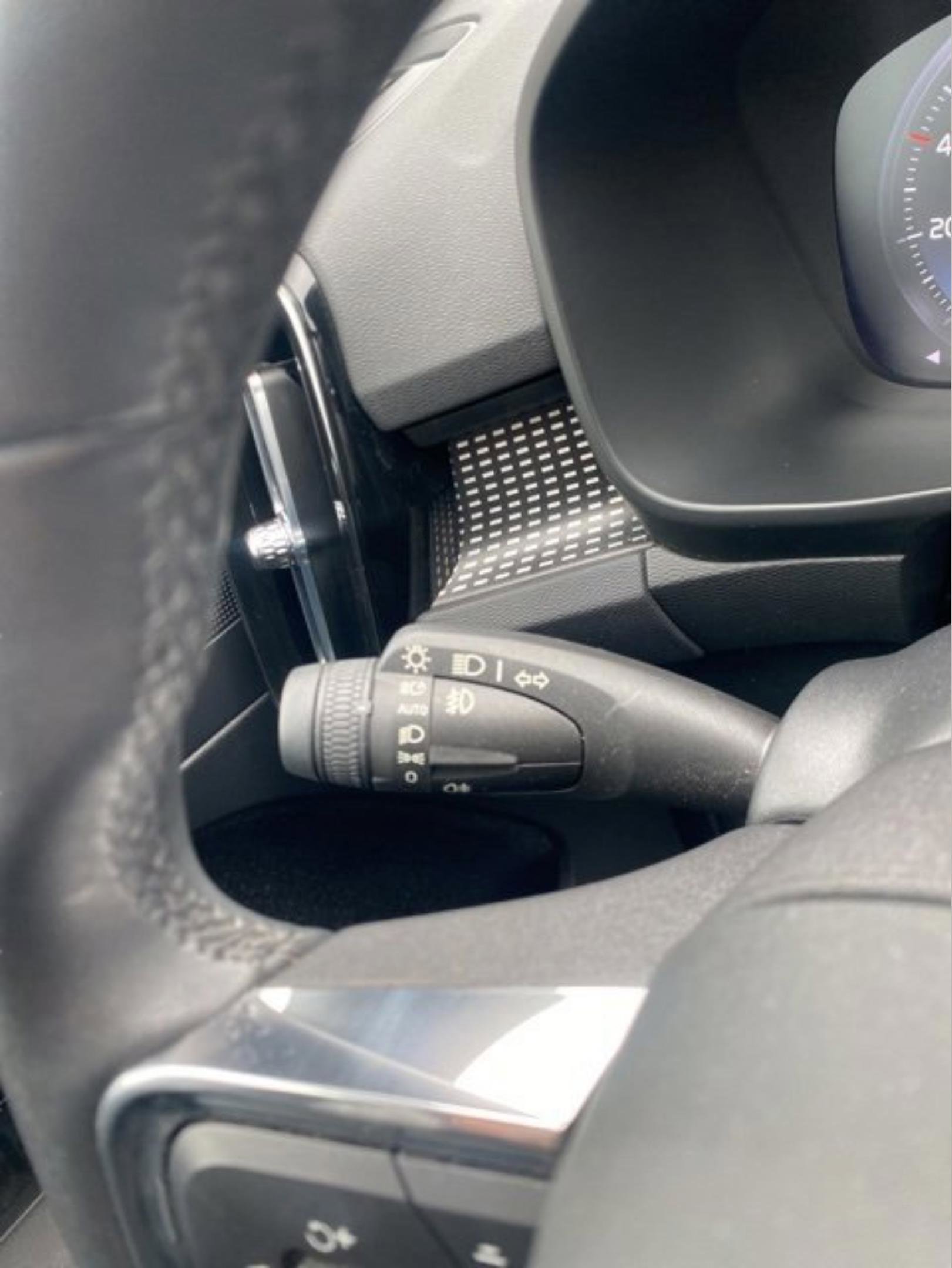 Used 2022 Volvo XC40 T4 R-Design w/ Climate Package image 20