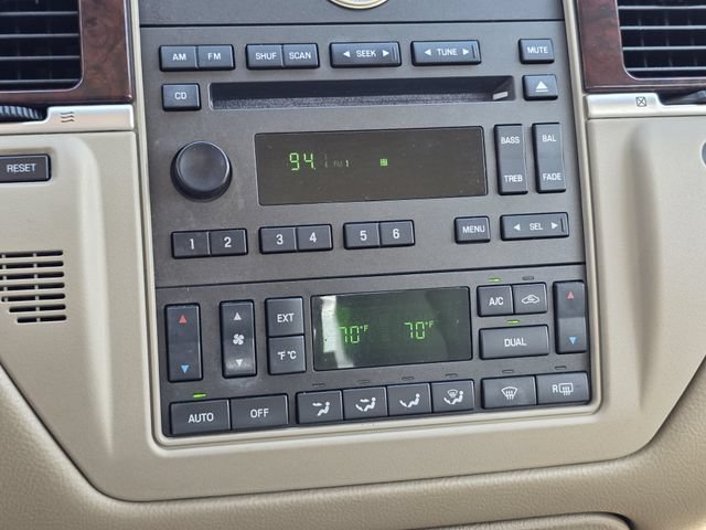 Used 2006 Lincoln Town Car Signature RWD image 10