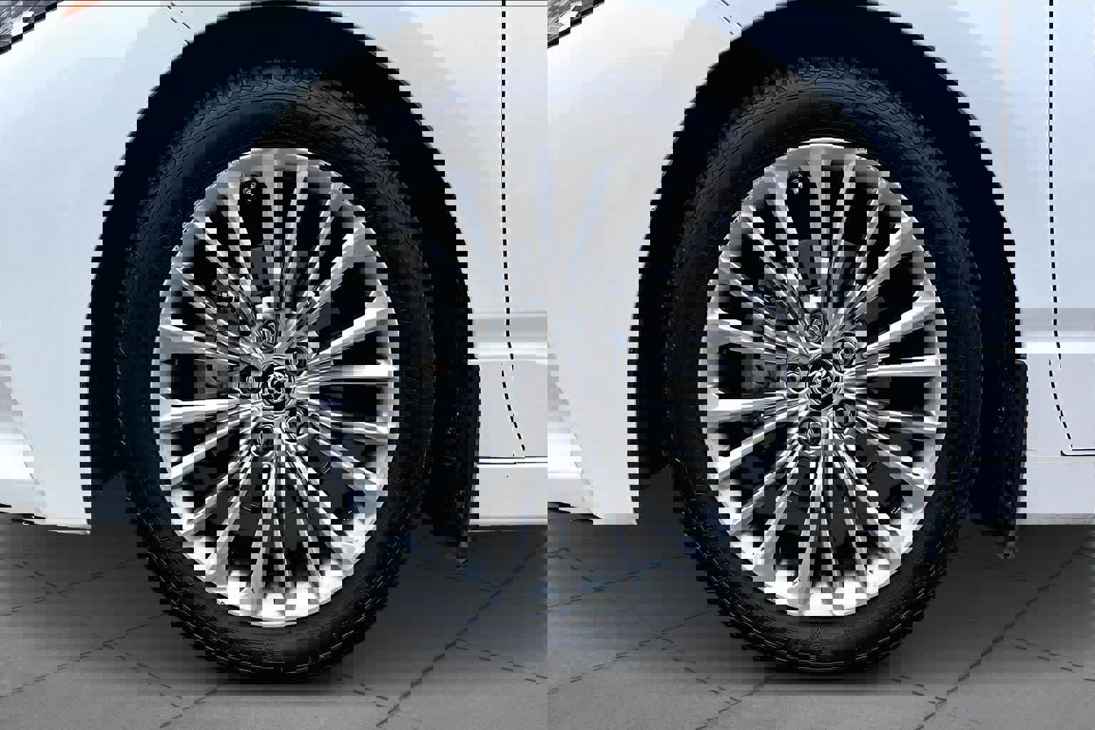 Used 2019 Toyota Avalon Limited image 10