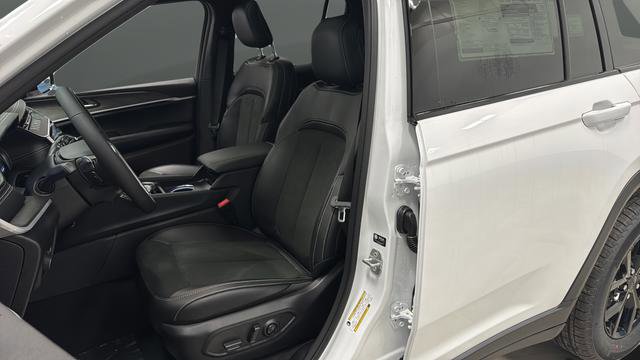 New 2026 Jeep Grand Cherokee Altitude AWD/4WD image 9