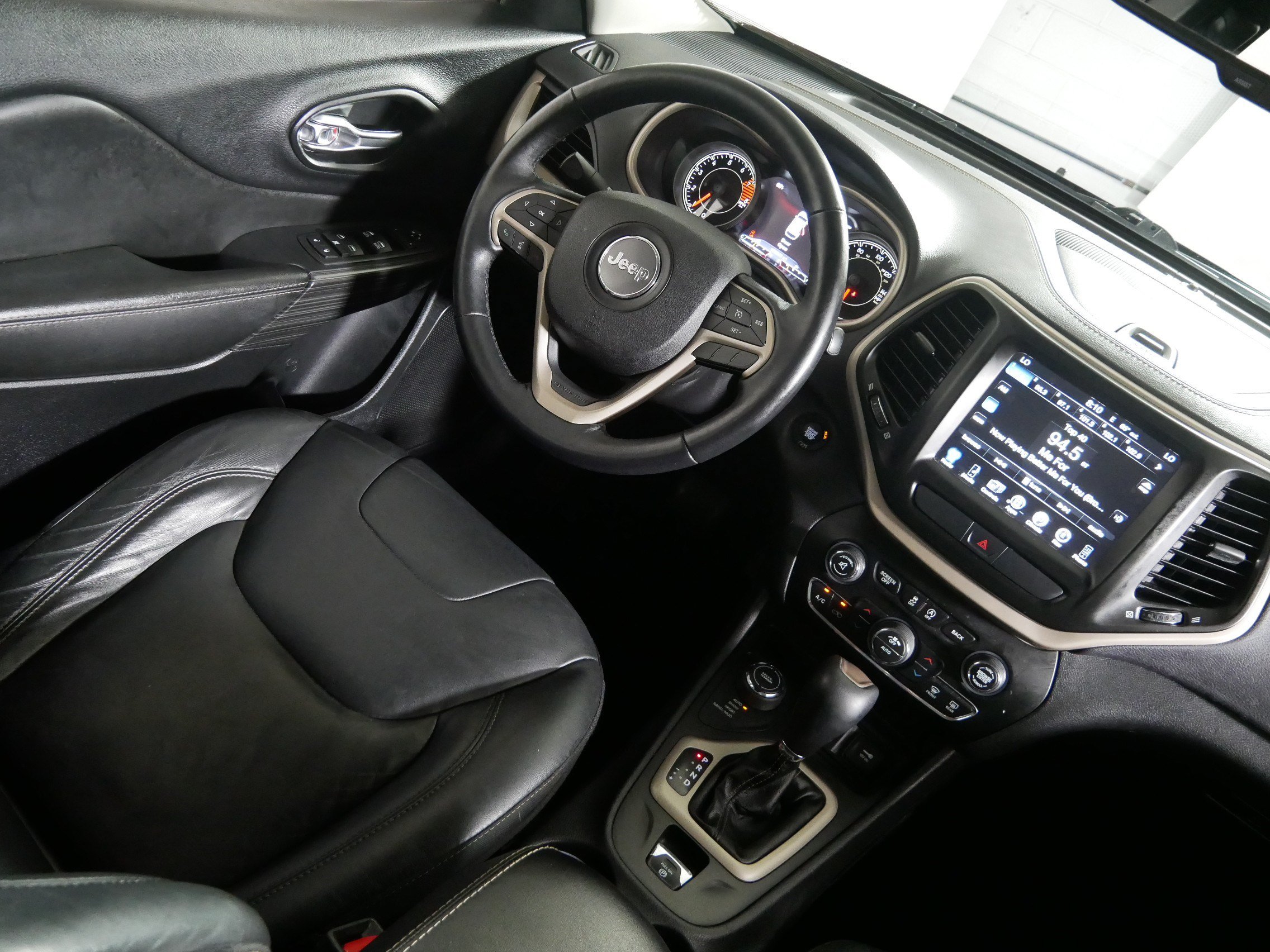 Used 2017 Jeep Cherokee Limited AWD/4WD image 9