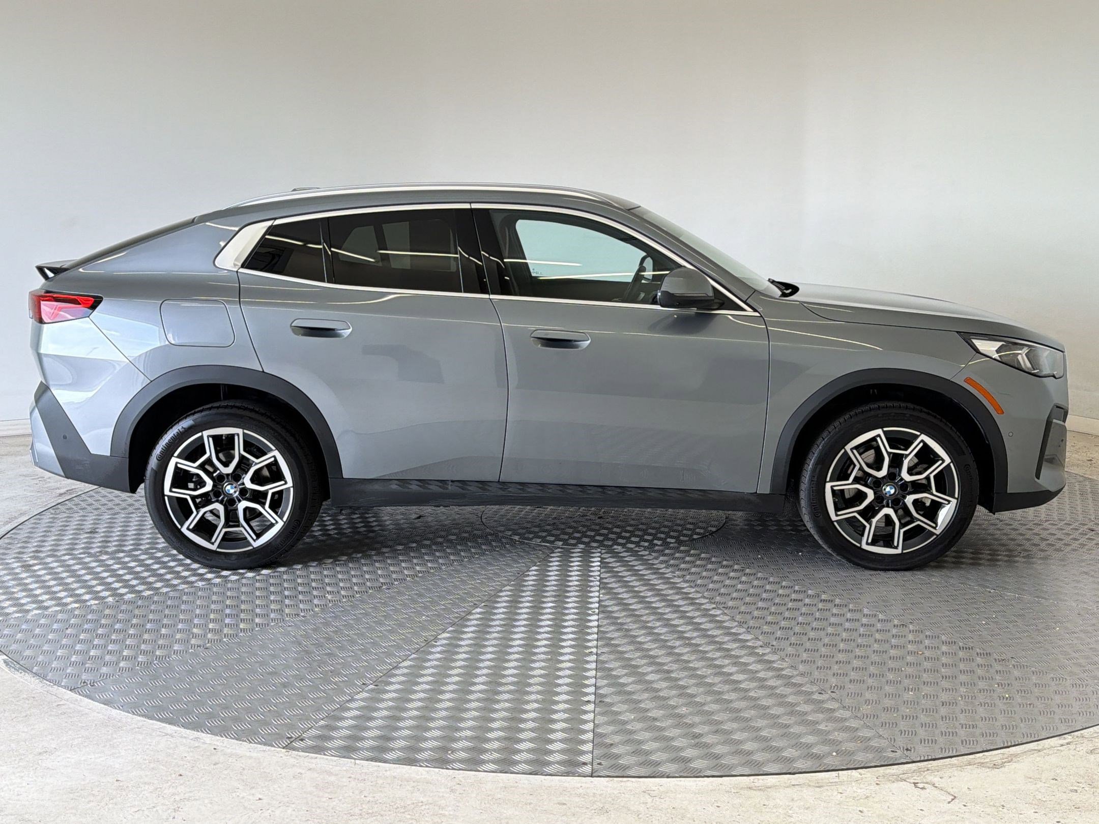 Used 2025 BMW X2 xDrive28i w/ Premium Package image 8