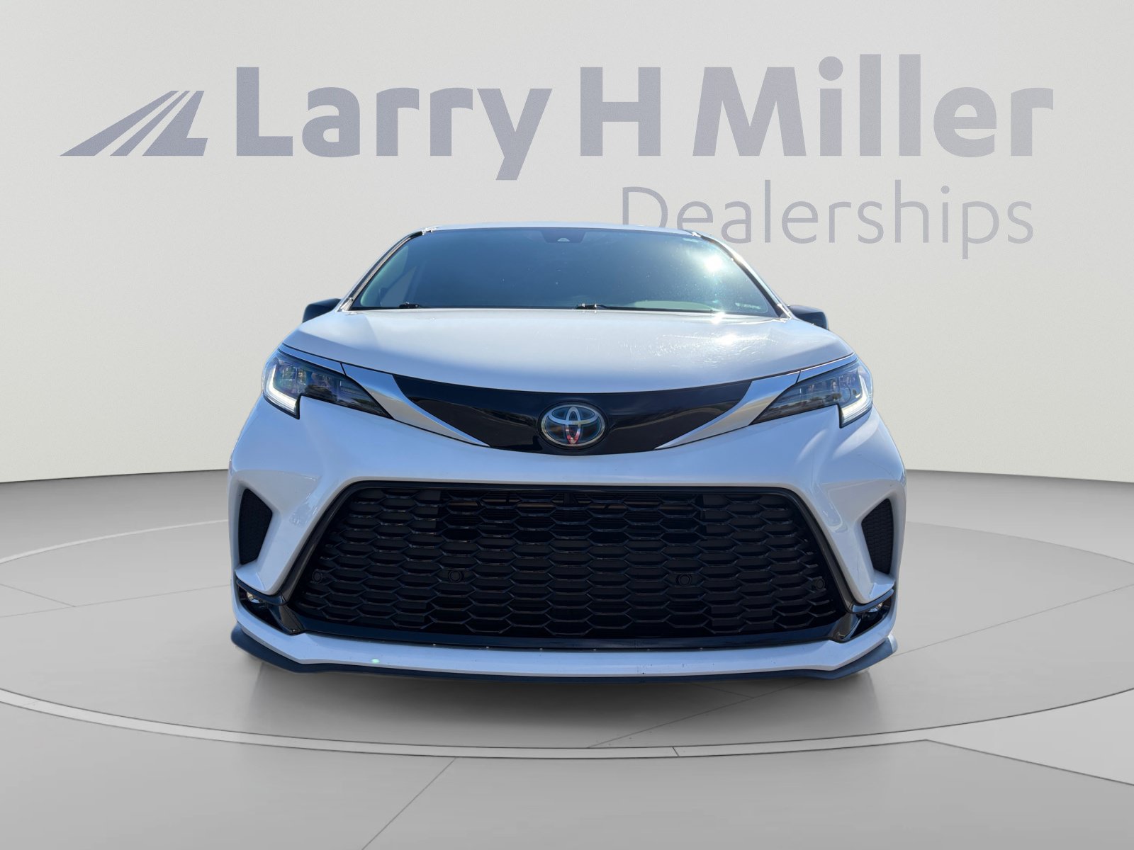Used 2022 Toyota Sienna XSE w/ XSE Plus Package AWD/4WD image 8