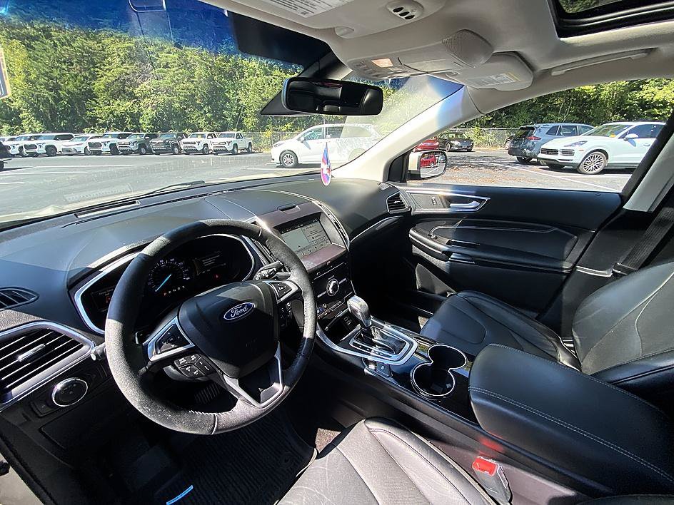 Used 2018 Ford Edge Titanium w/ Equipment Group 302A AWD/4WD image 9