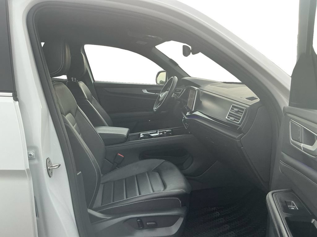 Used 2024 Volkswagen Atlas Cross Sport SEL R-Line AWD/4WD image 22