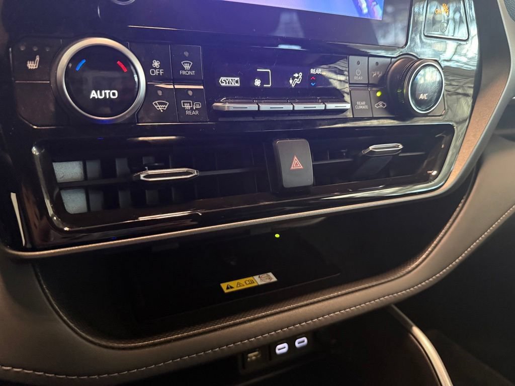 Used 2023 Toyota Highlander XLE AWD/4WD image 13