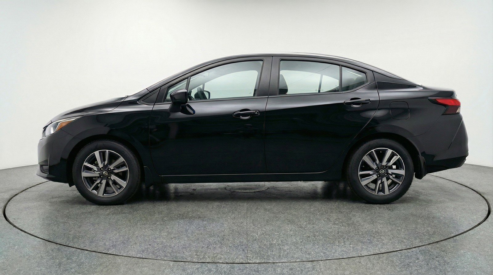 Used 2025 Nissan Versa SV image 5