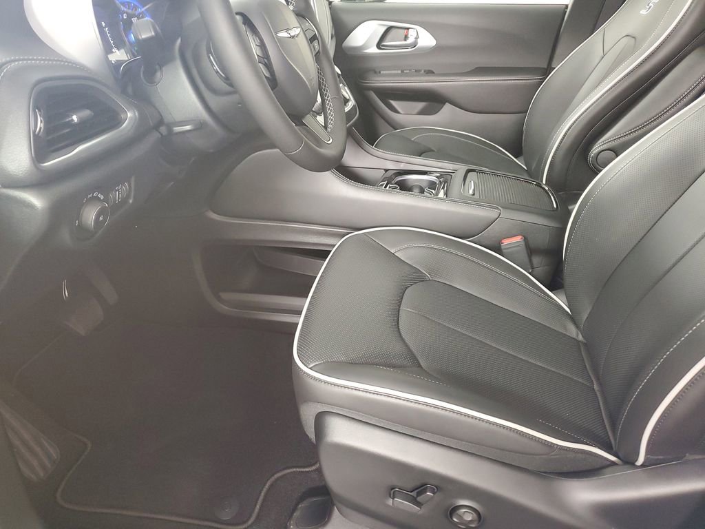 New 2026 Chrysler Pacifica Limited w/ S Appearance Package FWD image 11