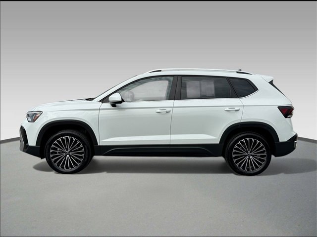 Used 2025 Volkswagen Taos SE image 3
