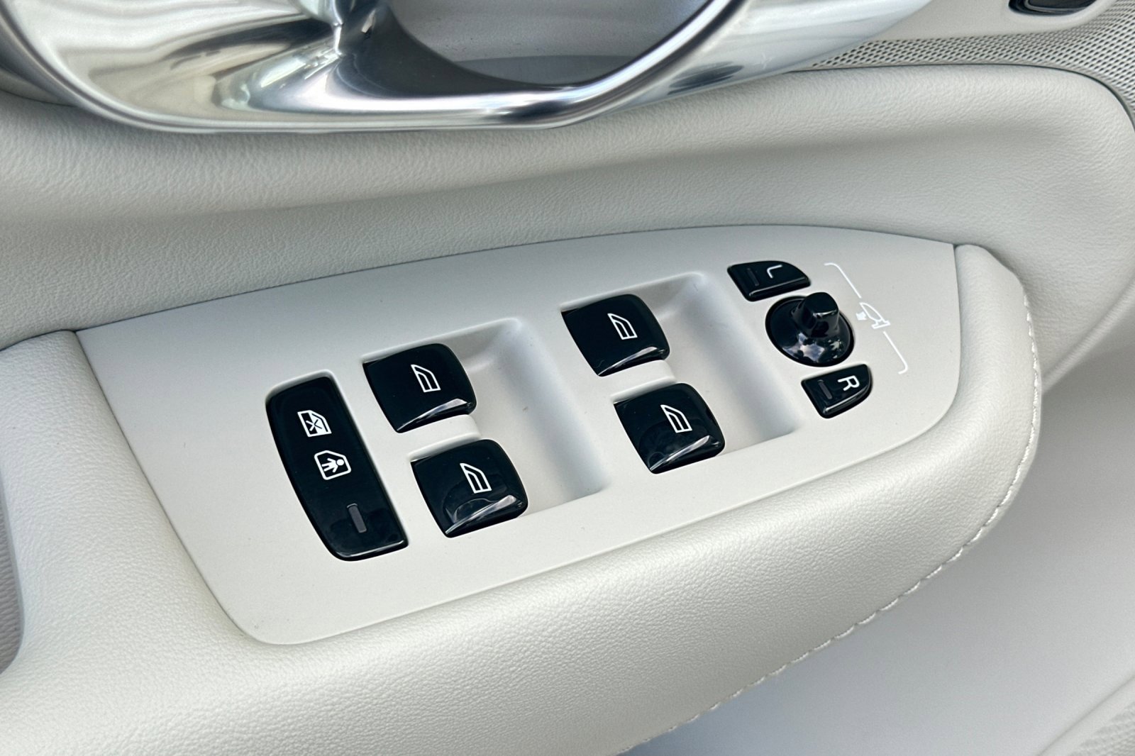 Certified 2025 Volvo XC90 B5 Core w/ Protection Package Premier image 11