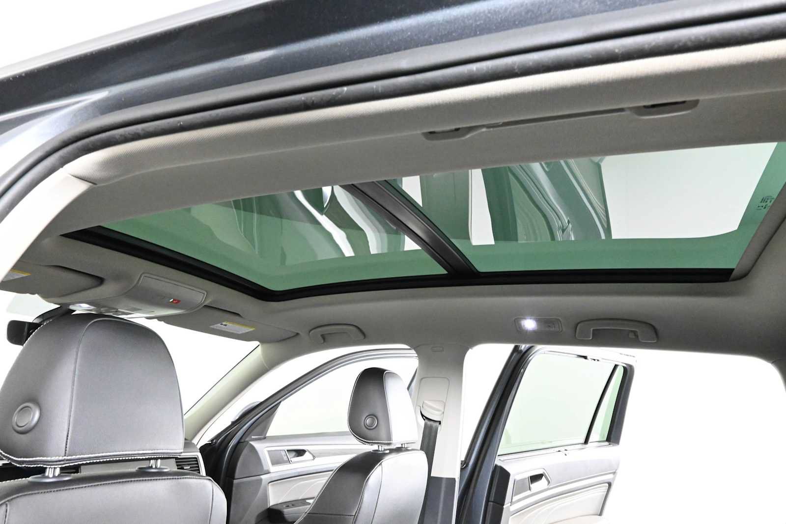 Certified 2023 Volkswagen Atlas SE w/ Panoramic Sunroof Package AWD/4WD image 5