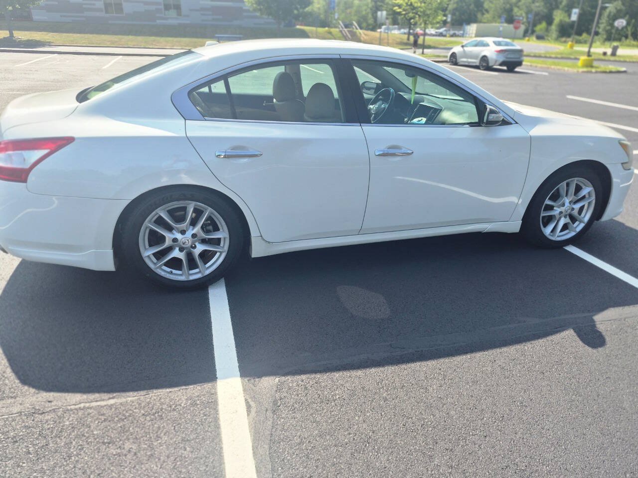 Used 2010 Nissan Maxima 3.5 SV w/ Cold Pkg FWD image 5