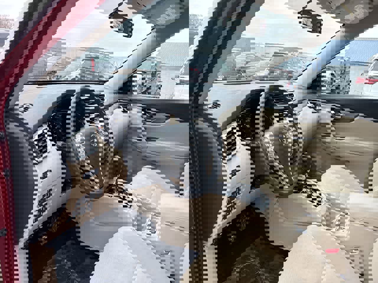 Used 2016 Nissan Rogue SV w/ SV Premium Package image 2