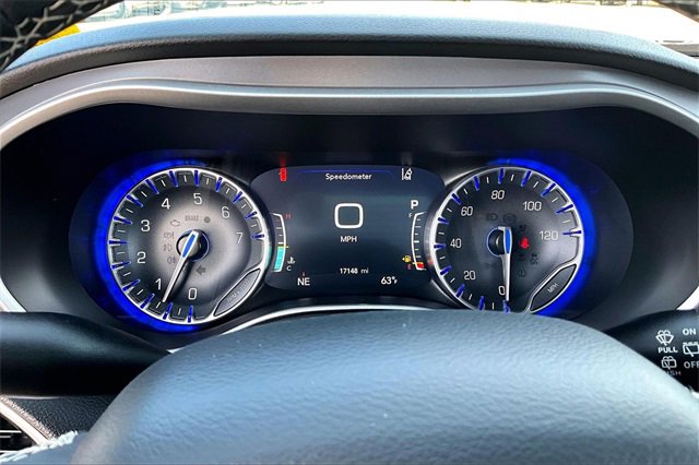 Used 2025 Chrysler Pacifica Select image 13