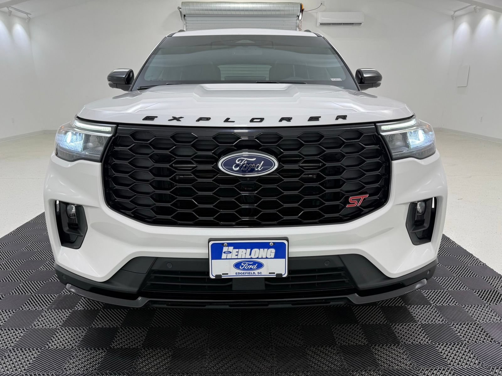 Used 2025 Ford Explorer ST w/ Sun And Sound Package AWD/4WD image 2