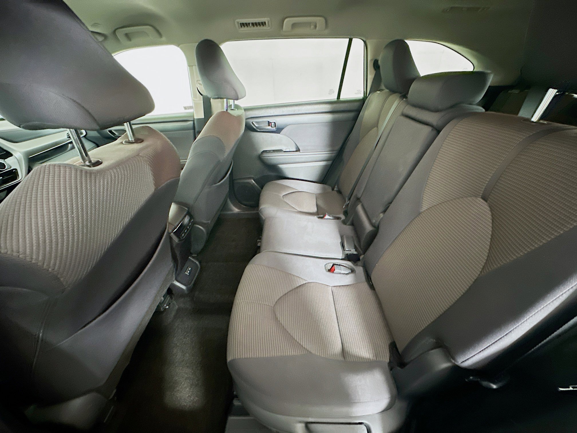 Used 2025 Toyota Highlander LE FWD image 28
