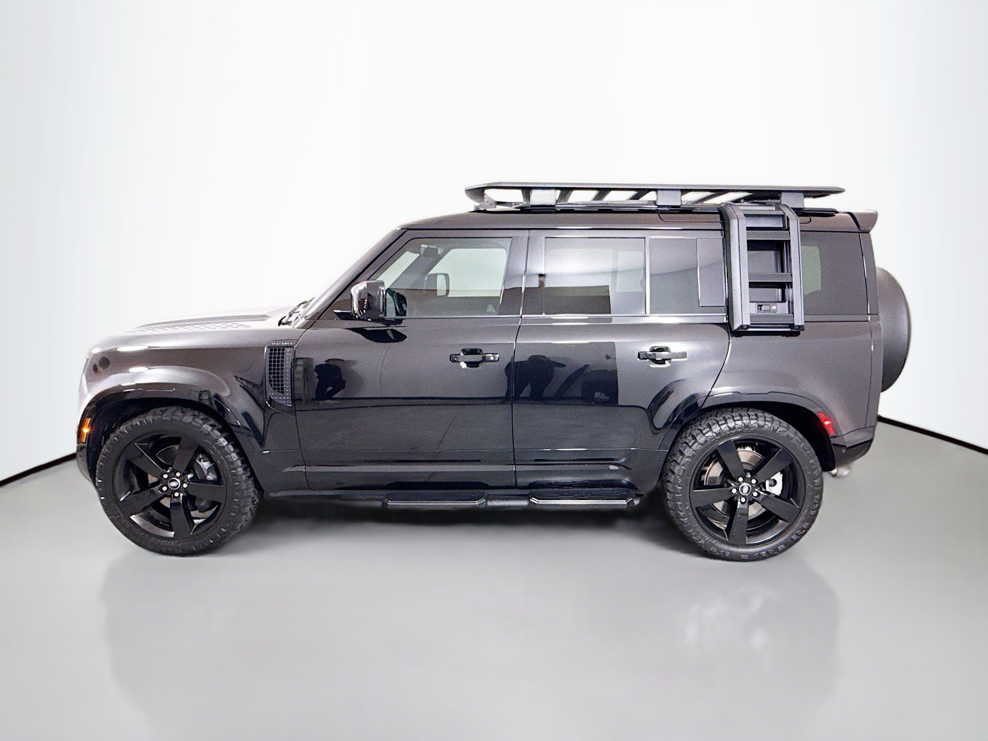 Used 2025 Land Rover Defender 110 X-Dynamic SE image 4