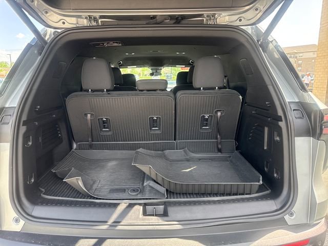 Used 2024 Chevrolet Traverse LT w/ Trailering Package FWD image 17