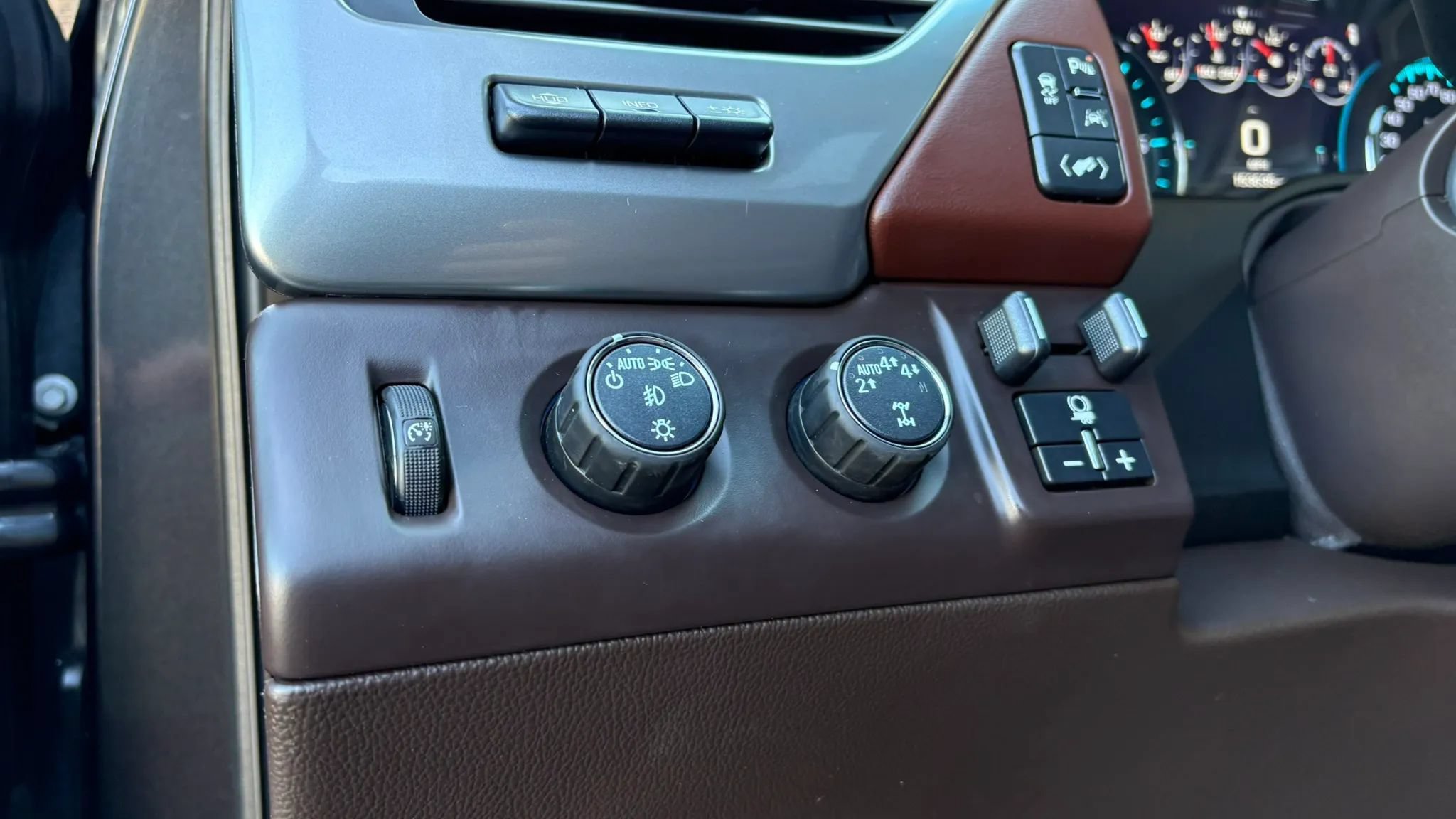 Used 2018 Chevrolet Tahoe Premier AWD/4WD image 17