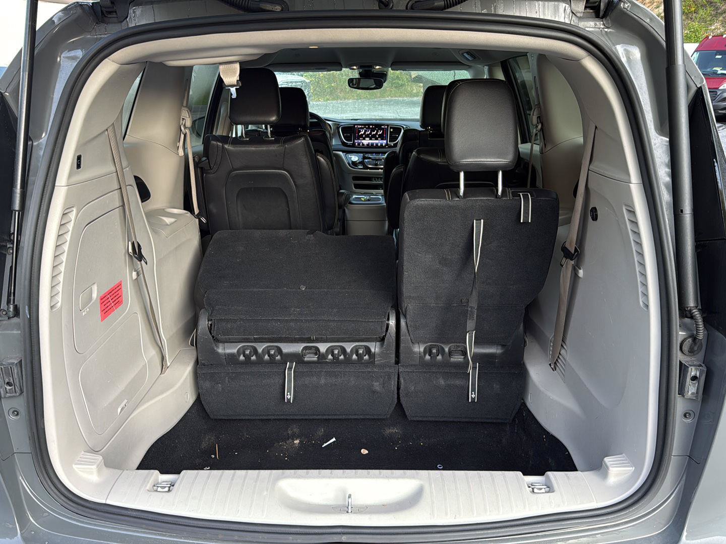 Used 2022 Chrysler Pacifica Touring-L w/ Uconnect Theater Family Group FWD image 8