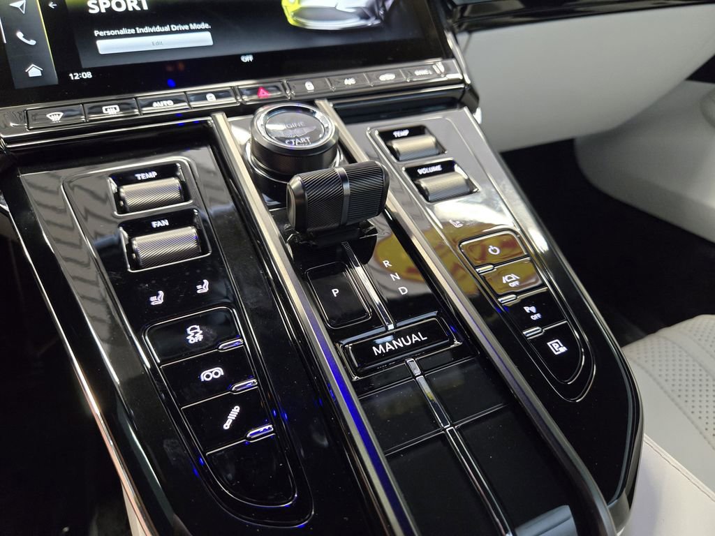 Used 2025 Aston Martin V8 Vantage Coupe image 22