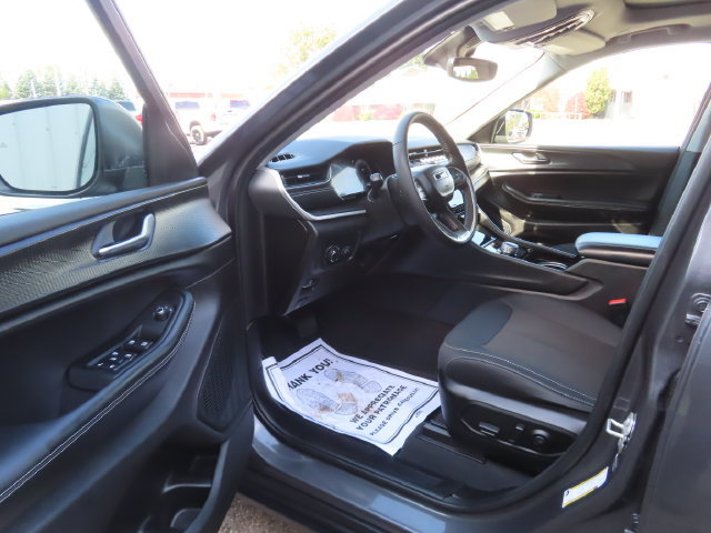 Used 2023 Jeep Grand Cherokee L Laredo w/ Luxury Tech Group I AWD/4WD image 17