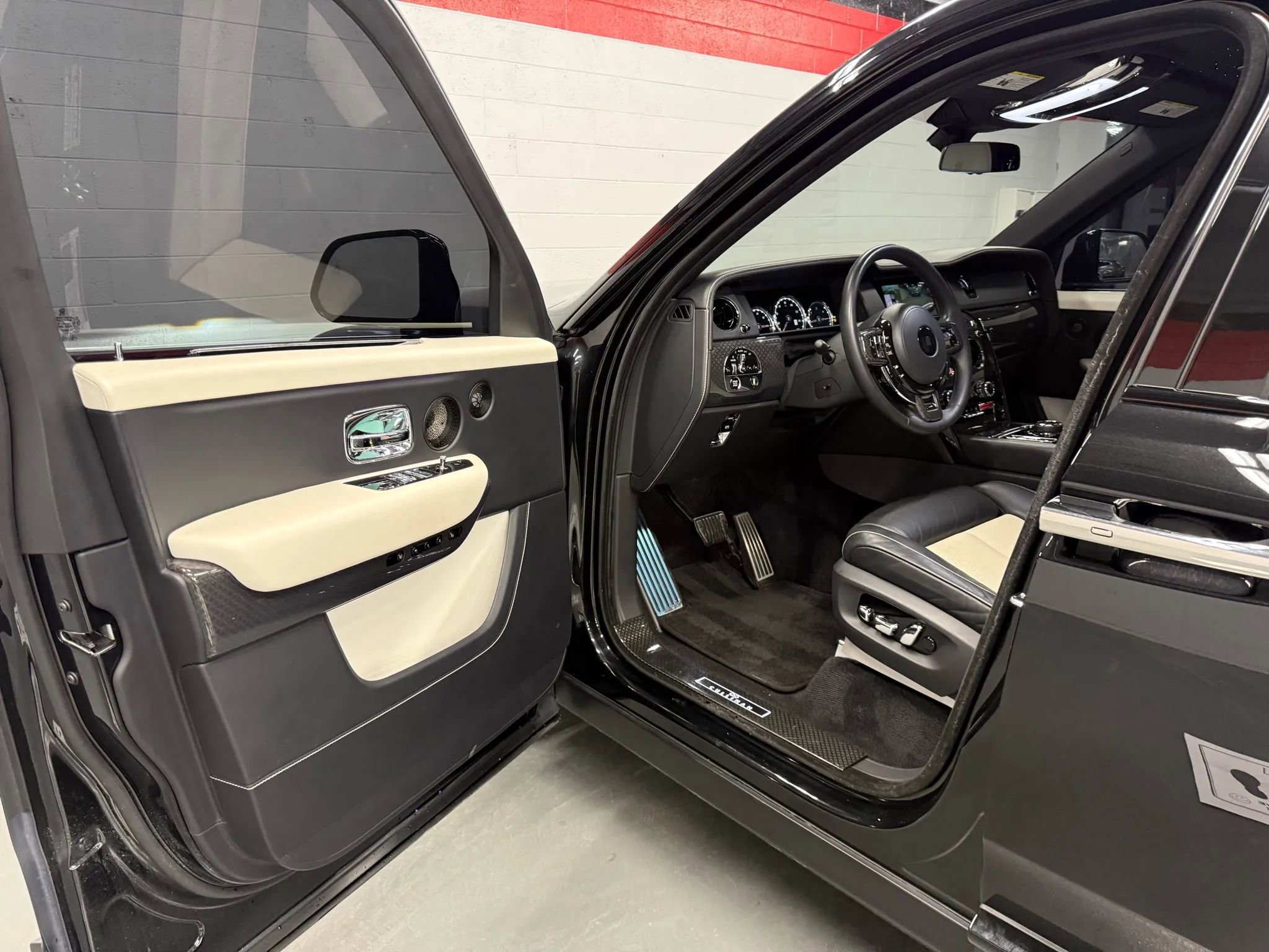 Used 2022 Rolls-Royce Cullinan Black Badge w/ Dark Exterior Package image 38