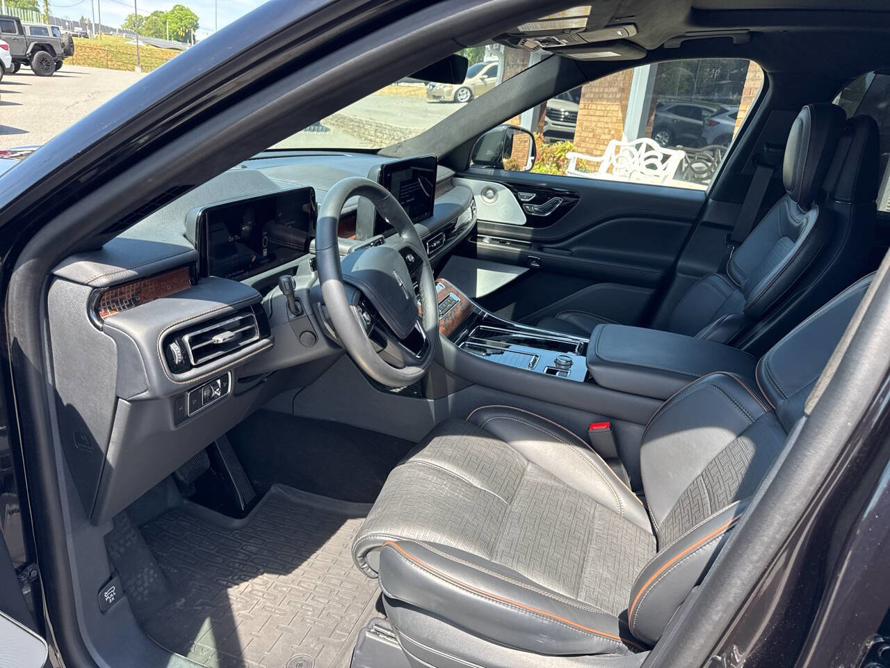 Used 2025 Lincoln Aviator Black Label w/ Jet Appearance Package AWD/4WD image 19