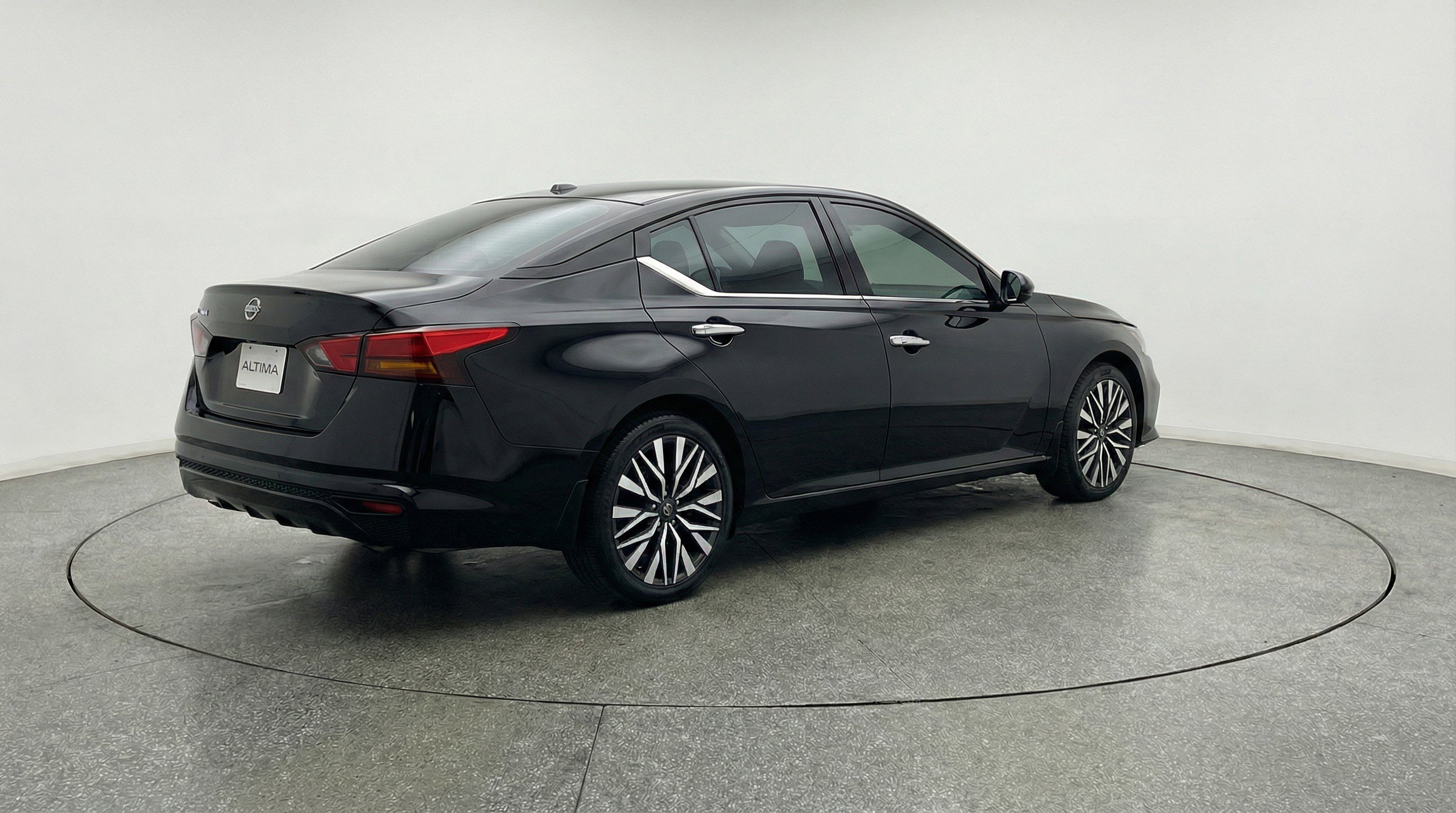 Used 2025 Nissan Altima 2.5 SV image 9