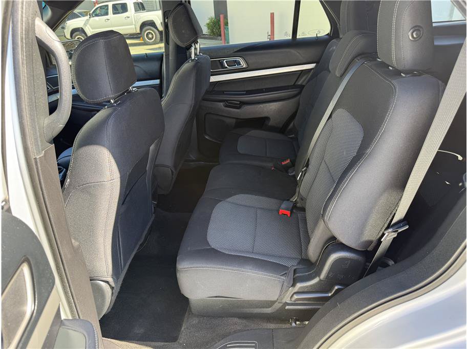 Used 2017 Ford Explorer XLT w/ Equipment Group 201A FWD image 12