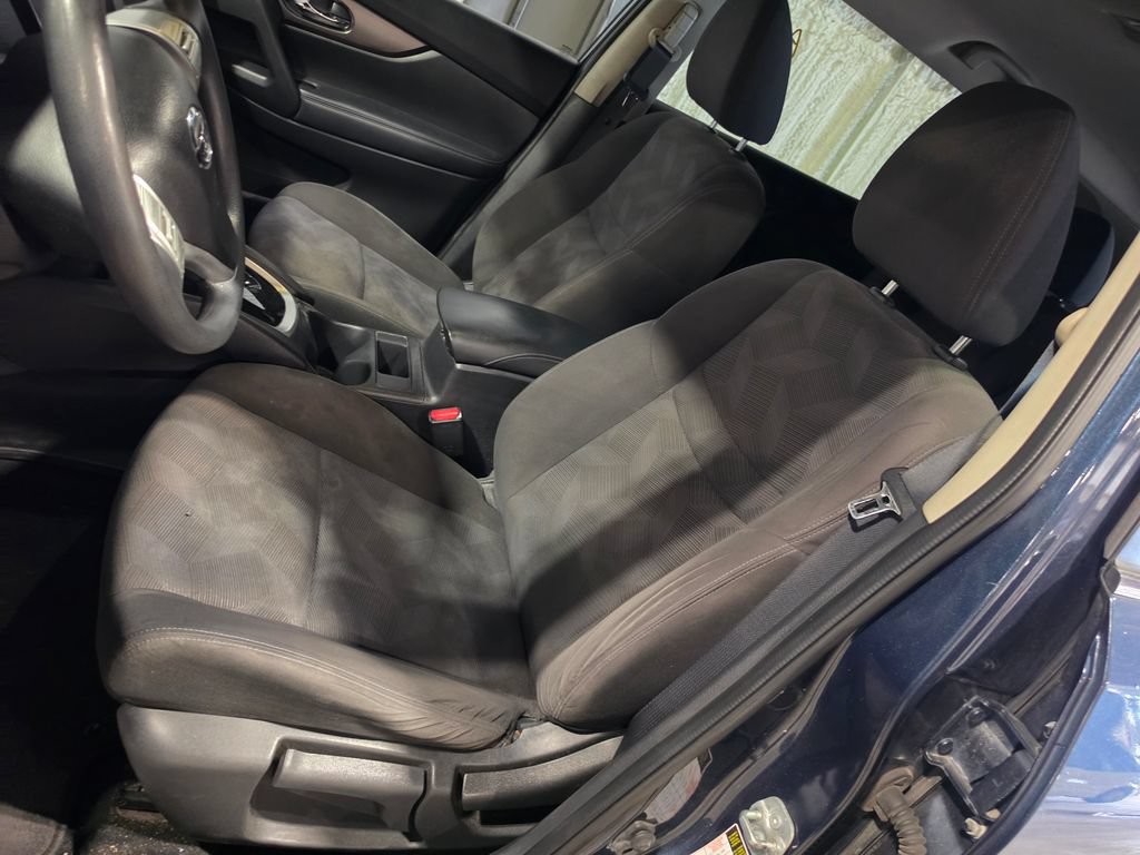 Used 2016 Nissan Rogue S w/ Appearance Package AWD/4WD image 6
