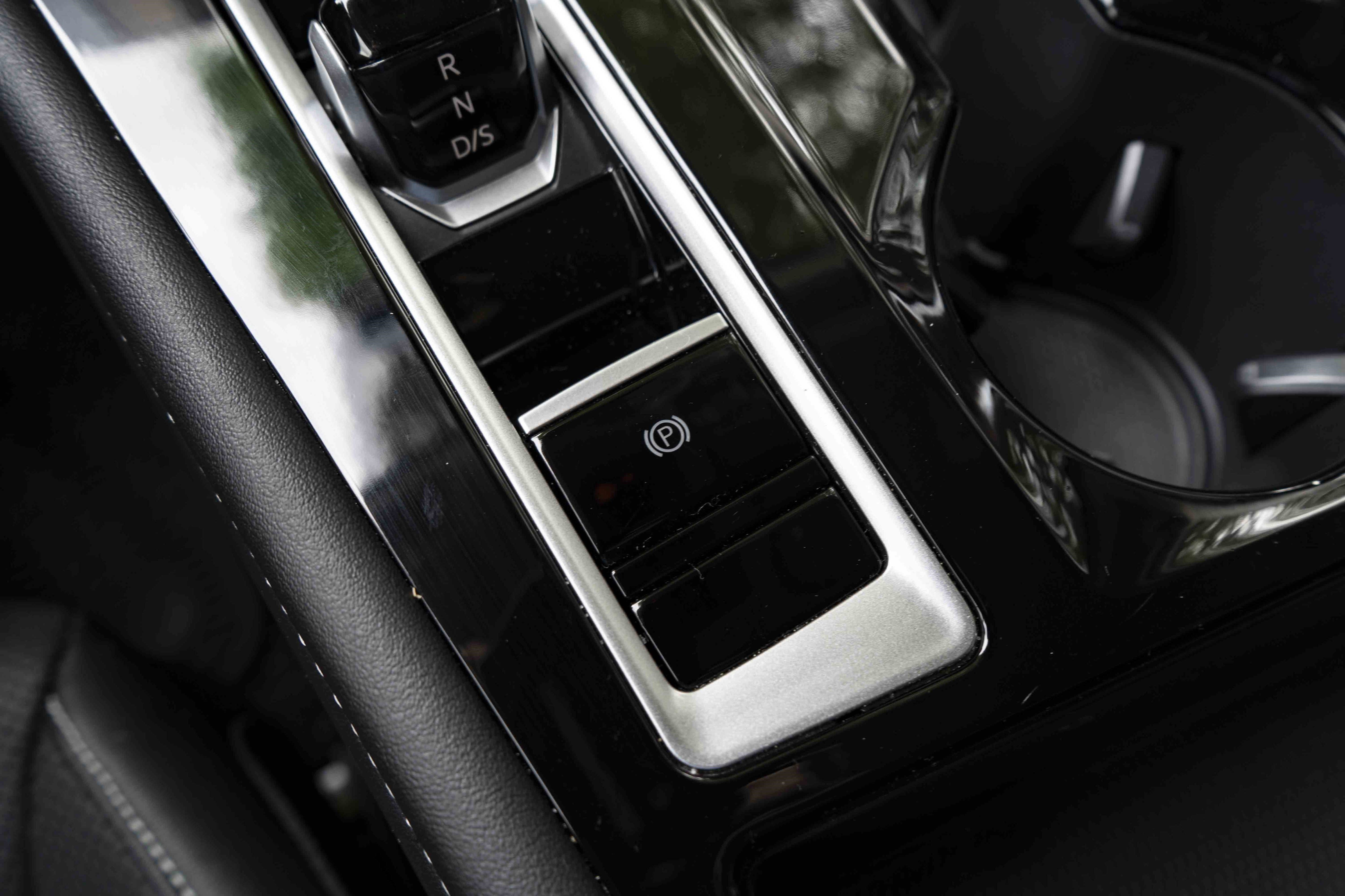 Used 2024 Volkswagen Atlas SE w/ Black Wheel Package FWD image 29